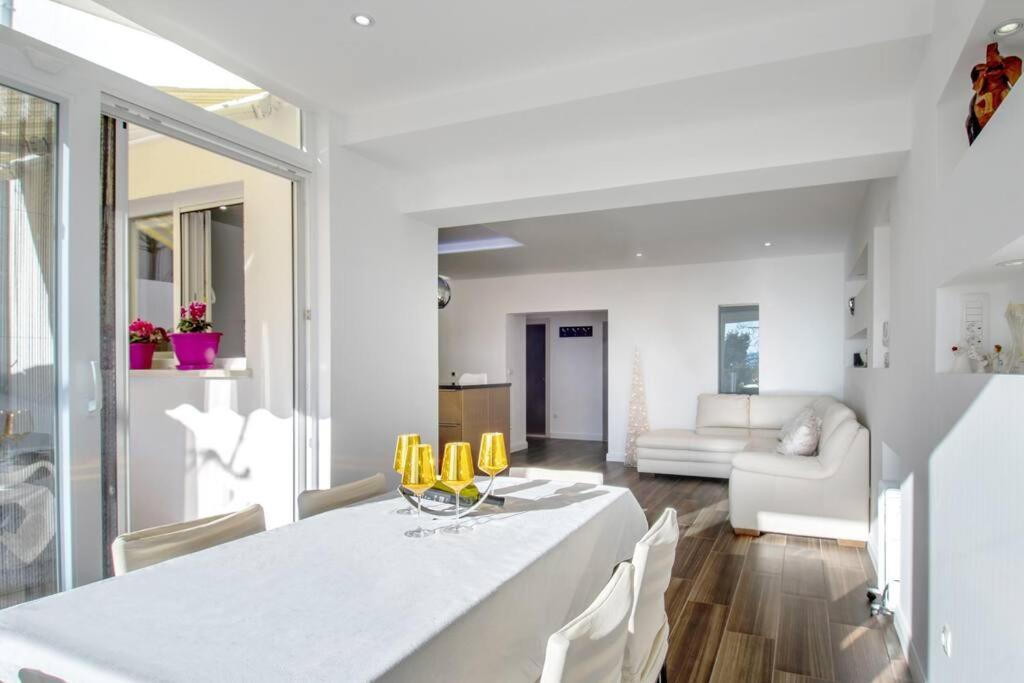 Luxury Apartment Martinis With Pool Сплит Екстериор снимка