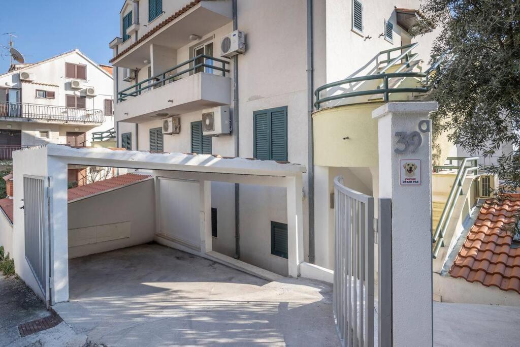 Luxury Apartment Martinis With Pool Сплит Екстериор снимка