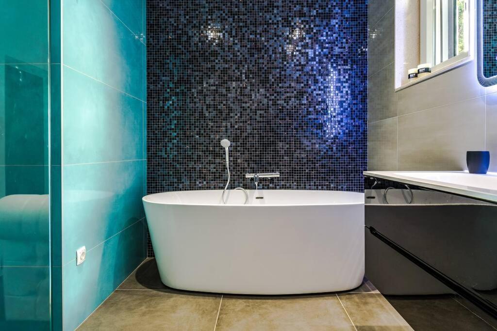 Luxury Apartment Martinis With Pool Сплит Екстериор снимка