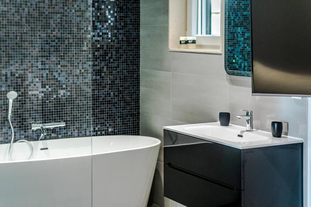 Luxury Apartment Martinis With Pool Сплит Екстериор снимка