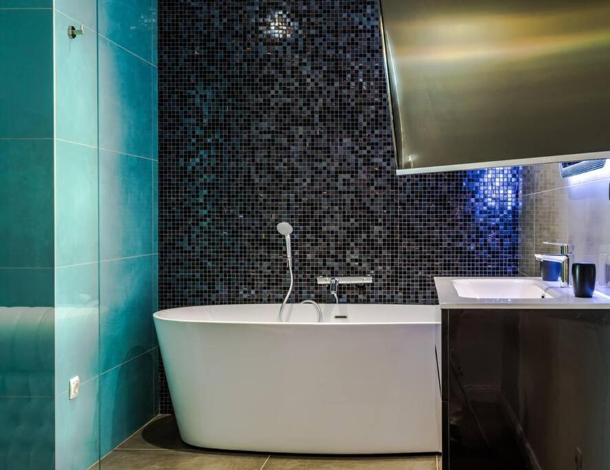 Luxury Apartment Martinis With Pool Сплит Екстериор снимка