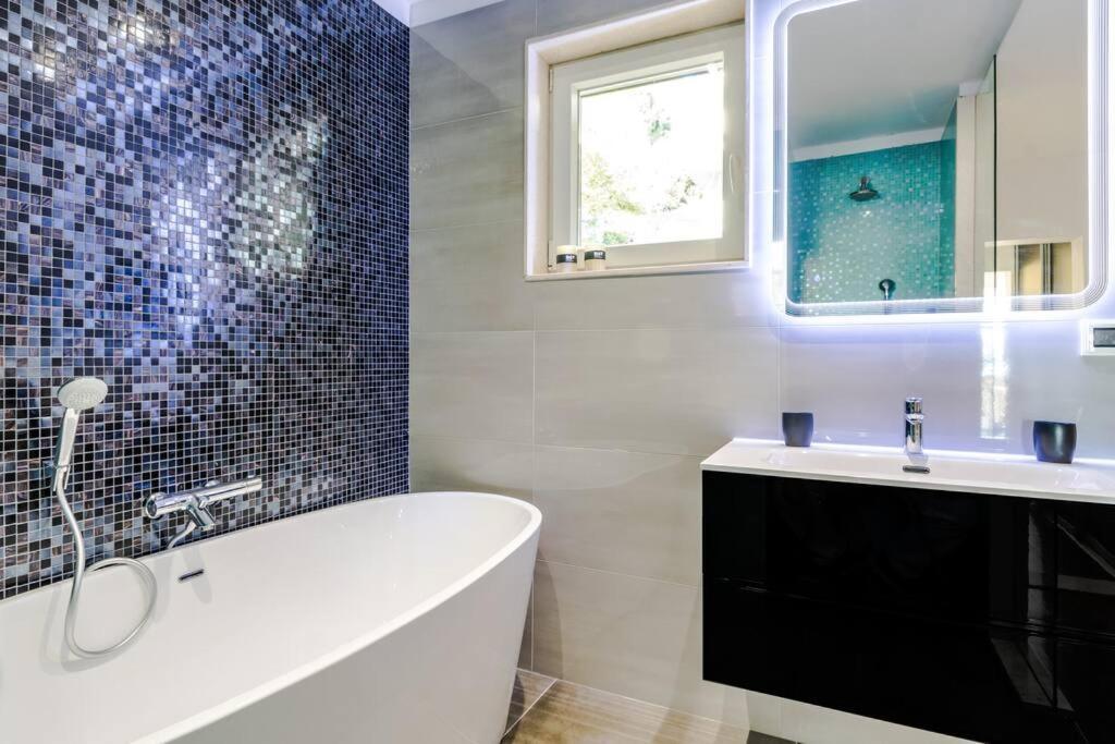 Luxury Apartment Martinis With Pool Сплит Екстериор снимка