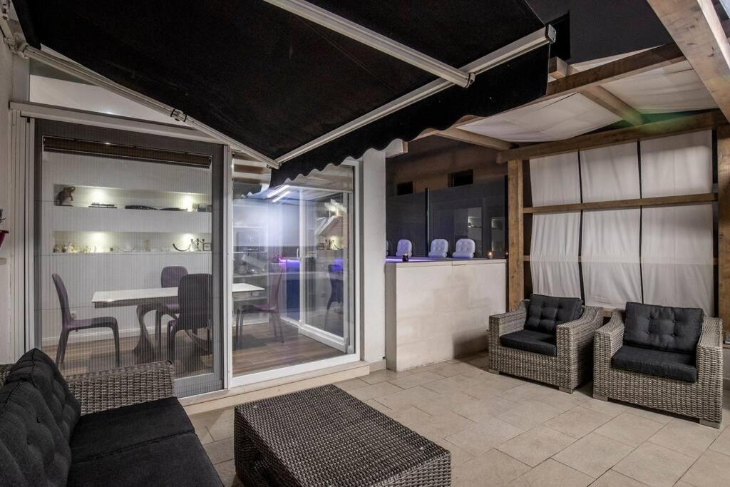 Luxury Apartment Martinis With Pool Сплит Екстериор снимка
